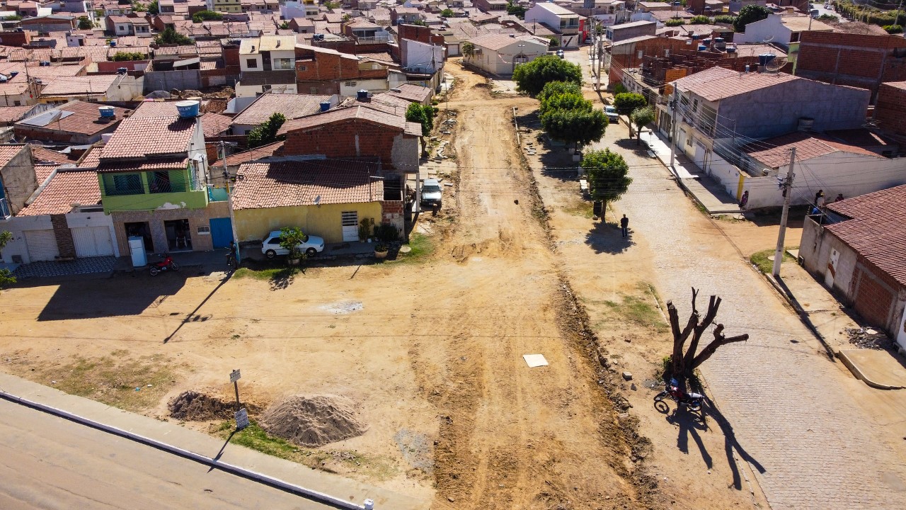 Mais quatro ruas do Novo Encontro recebem serviços de pavimentação pela