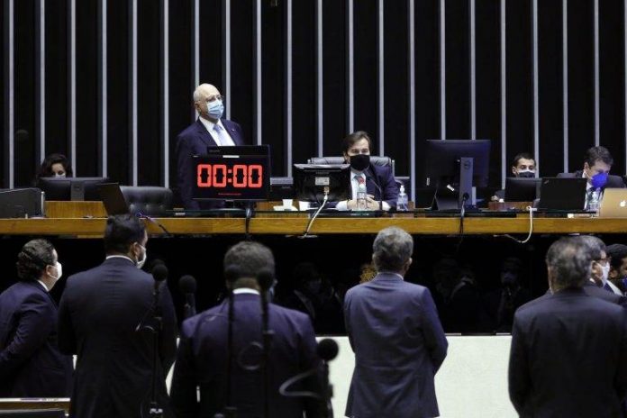 camara dos deputados adiamento eleições 696x464