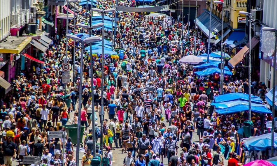 79738607 A sea of shoppers sweep through Sao Paolos busy 25 of March Street in a last minute ru