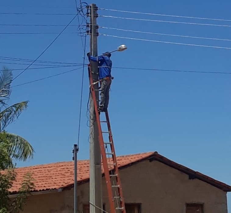 thumbnail Ao amanhecer funcionários substituem lampadas na Lagoa Fechada