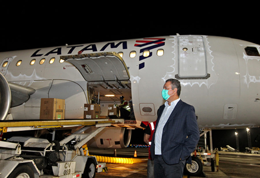 governador rui costa recebe respiradores no aeroporto fernando vivas govba 900x615