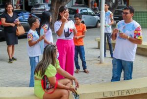 Escola de Idiomas de Juazeiro faz intervenção urbana em alusão ao Dia Nacional da Libras