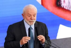 Governo Lula prevê salário mínimo de R$ 1.502 em 2025
