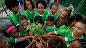Time feminino de futebol apoiado pela Sudesb planta mudas de árvores no Estádio de Pituaçu