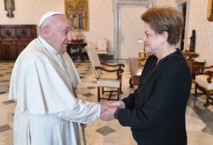 Papa Francisco recebe ex-presidente Dilma Rousseff no Vaticano