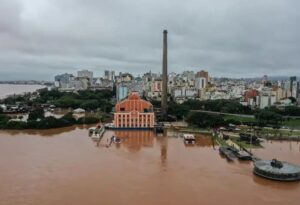 Centro de Porto Alegre fica sem luz e água durante inundação