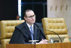 Zanin se declara impedido de julgar recurso de Bolsonaro sobre inelegibilidade