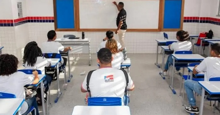 Estado divulga lista de educadores que vão receber gratificação; entenda