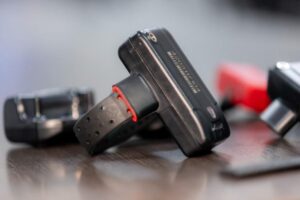 Câmara aprova uso obrigatório de tornozeleira eletrônica para agressores de mulheres.