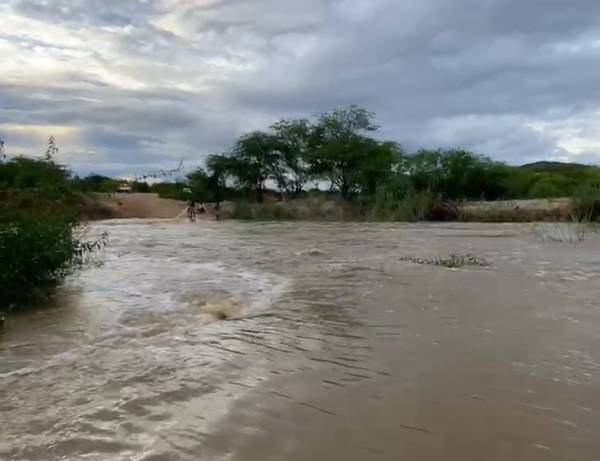 Ilhados, moradores de comunidade rural de Casa Nova cobram providencias aos governantes
