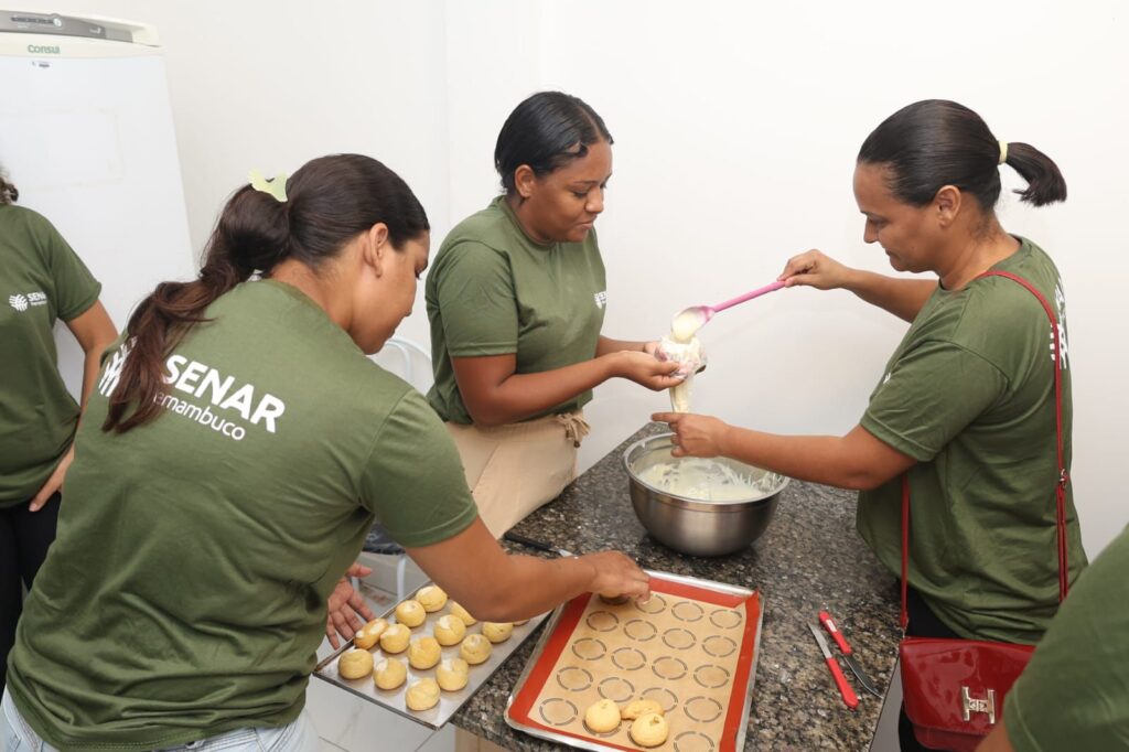 Projeto “Maria se Cuida” fortalece mães atípicas com curso de biscoitos na Casa Azul