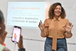 Educação digital avança no Brasil e reforça desafio de preparar estudantes para o mundo online
