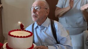 Sarney completa 96 anos e recebe bolo da família Flamengo