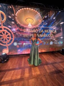 Cantora Nanda Rocha é destaque como convidada e apresentadora no Prêmio da Música de Pernambuco