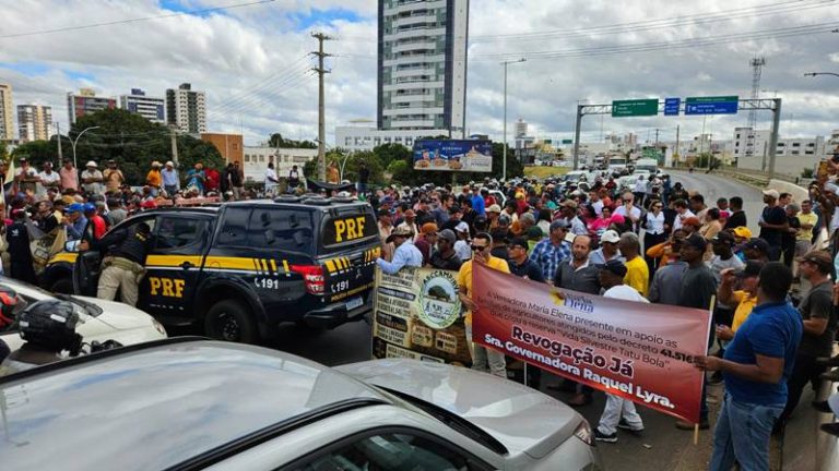 Protesto de agricultores interdita trânsito na Ponte Presidente Dutra entre Juazeiro e Petrolina