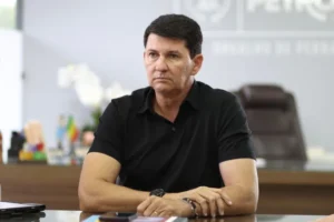 Prefeito de Petrolina e secretária  de Educação são multados individualmente pelo TCE