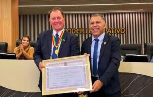 Jorge Garziera recebe cidadania petrolinense e Medalha Dom Malan em sessão marcada por emoção