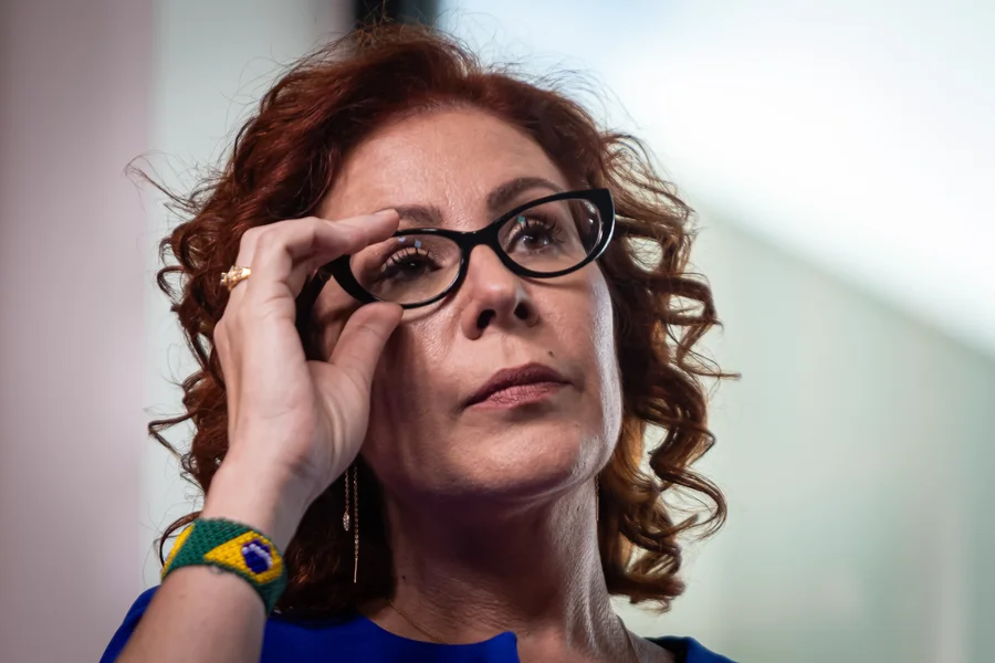 Corte anula extradição de Carla Zambelli, que já está solta