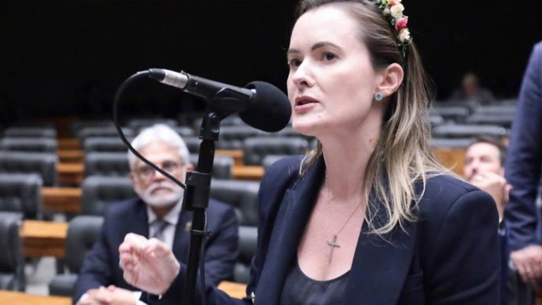 Deputada bolsonarista abandona sessão após ser vaiada por defender escala 6×1: “Não tenho medo”