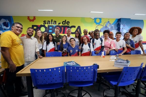 Em Salvador, Jerônimo Rodrigues visita escola estadual de referência em tempo integral com ministro Guilherme Boulos