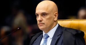 Moraes dá 24 horas para defesa esclarecer arma apreendida de Bolsonaro
