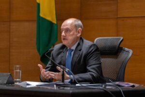 Governador interino do RJ admite ter assumido ‘abacaxi’ e promete demitir 6 mil não concursados