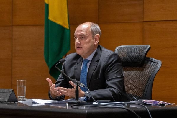 Governador interino do RJ admite ter assumido ‘abacaxi’ e promete demitir 6 mil não concursados