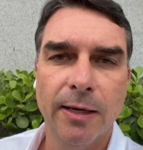 Flávio Bolsonaro reforça pedido de desculpas a Michelle após exposição de desentendimento
