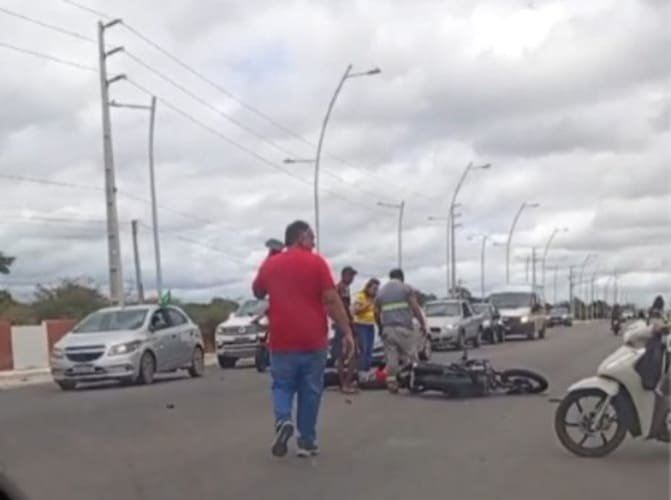 Motociclista fica ferido após acidente com carro na Cardoso de Sá