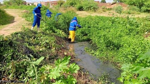 Canais pluviais em vários bairros de Petrolina recebem ações de limpeza