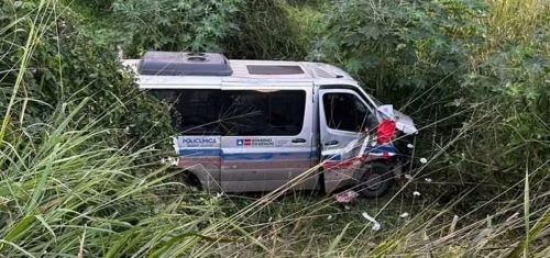 Colisão frontal entre van e carro deixa 16 feridos na BR-242, na Bahia