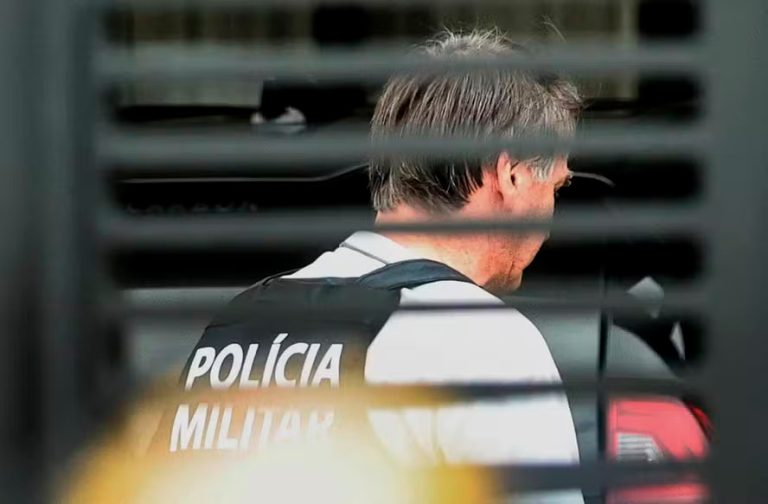 Bolsonaro diz à Polícia Civil que não podia ficar desarmado porque ‘tinha três mulheres em casa’