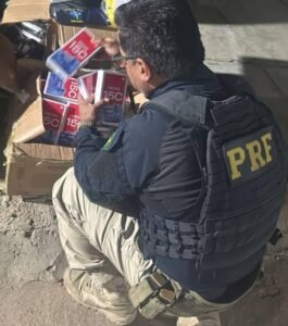 PRF apreende em Juazeiro aparelhos eletrônicos e camisas falsificadas da seleção
