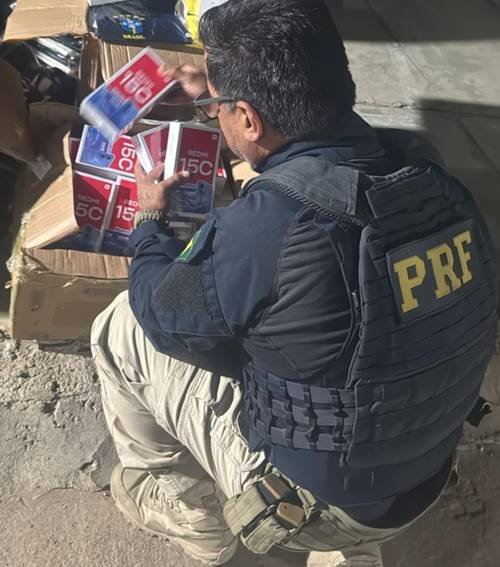 PRF apreende em Juazeiro aparelhos eletrônicos e camisas falsificadas da seleção