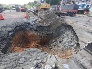 Governo federal decreta situação de emergência na BR-324 após cratera