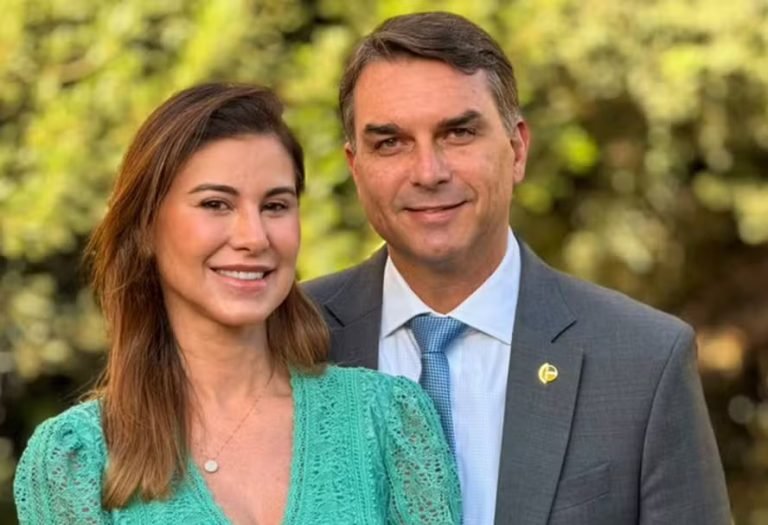Denunciada nas ‘rachadinhas’, mulher de Flávio Bolsonaro sai dos bastidores para buscar voto feminino