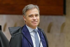Mendonça vira peça-chave no embate entre Flávio e Michelle com relatoria do caso ‘Dark Horse’