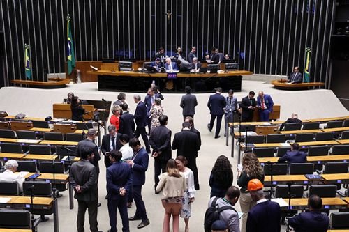 Disputas internas pressionam partidos em até nove estados antes do registro das chapas]