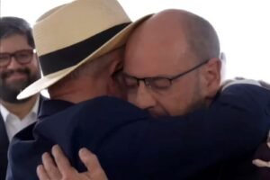 Governador interino do RJ chora em evento com Lula e ouve grito de ‘fica’