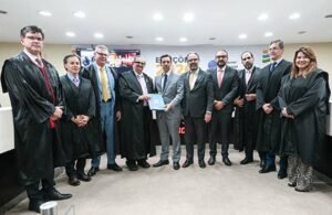 Lista de gestores com contas irregulares é entregue pelo TCE-PE ao TRE-PE