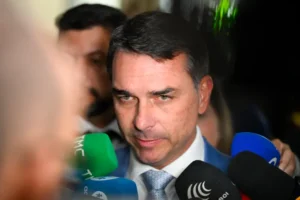 Flávio Bolsonaro fracassa em jantar e se mostra despreparado para presidir o Brasil, avaliam participantes