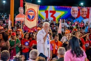 Wagner alerta juventude sobre crescimento da extrema-direita e defende reeleição de Lula como antídoto
