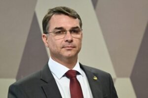TSE restabelece filiação de Flávio ao PL e libera registro de candidatura  