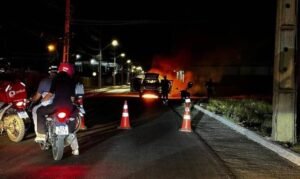 Viatura da PM pega fogo no Distrito Industrial de Petrolina