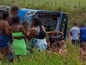 Ônibus com apoiadores de ACM Neto tomba em Prado e deixa feridos, incluindo crianças