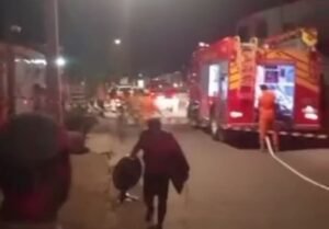 Casa pega fogo no Jardim Amazonas e moradores elogiam atuação dos bombeiros