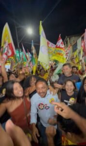 Roberto Carlos reúne multidão e fortalece apoio no bairro João Paulo II, em Juazeiro, diz assessoria
