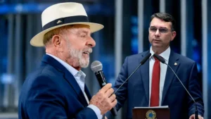 Lula lidera no 1º turno e empata com Flávio Bolsonaro no 2º, diz Quaest