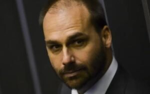 Ministério da Justiça demite Eduardo Bolsonaro da Polícia Federal por abandono de cargo