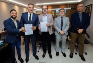 TCM-BA e TCE-BA assinam acordo para aplicação de soluções de IA no controle externo